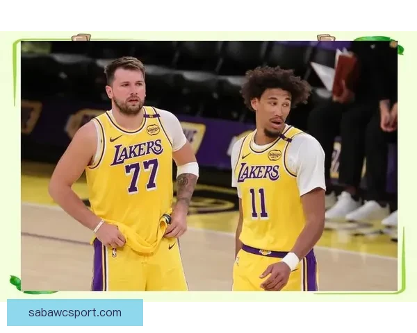 东契奇偷听魔术战术海斯也上前凑热闹 八村垒调侃发问引爆全场气氛